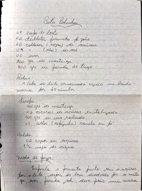 Primeira página do caderno com a receita do Bolo Bolinhas escrita à mão: lista de ingredientes, recheio, farofa, calda e início do modo de fazer