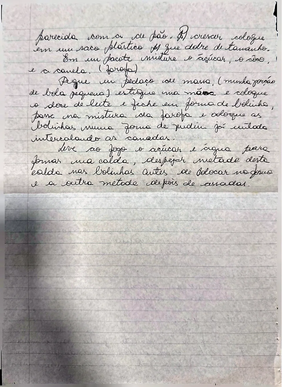 Segunda página com a continuação do modo de fazer do Bolo Bolinhas, escrita à mão em folha pautada
