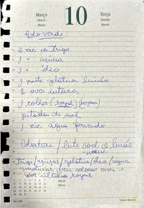 Folha de agenda de 10 de março com a receita do Bolo Verde escrita à mão em caneta azul