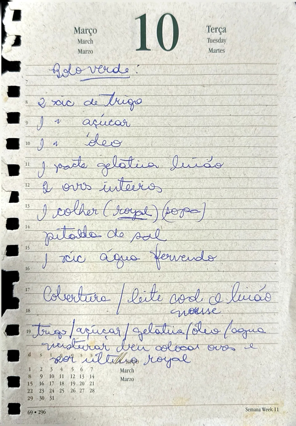 Folha de agenda de 10 de março com a receita do Bolo Verde escrita à mão em caneta azul